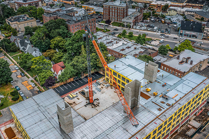 New York: Liebherr 125 K crane erects eight-storey residential building